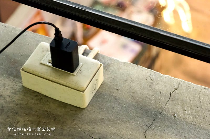 台北信義．上樓看看咖啡（用餐時間不限制提供插座Wifi可以讓你從早坐到晚）