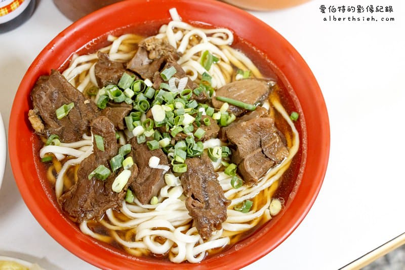 小吳牛肉麵．台北西門町美食（24H營業麵肉滿載讓你吃粗飽）