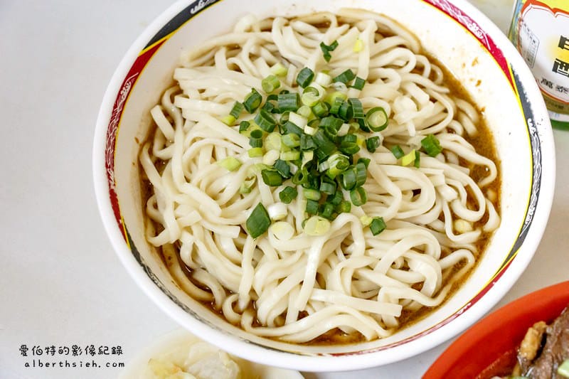 小吳牛肉麵．台北西門町美食（24H營業麵肉滿載讓你吃粗飽）