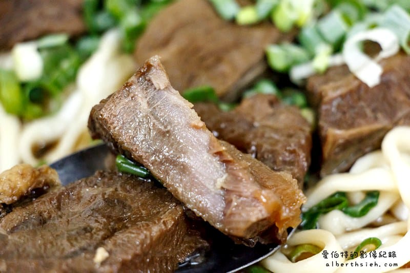 小吳牛肉麵．台北西門町美食（24H營業麵肉滿載讓你吃粗飽）