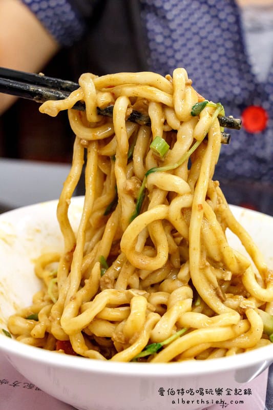 西村十四麵食館．桃園八德美食（牛肉麵口味眾多，刺身麻辣湯頭麻而不躁的好喝）