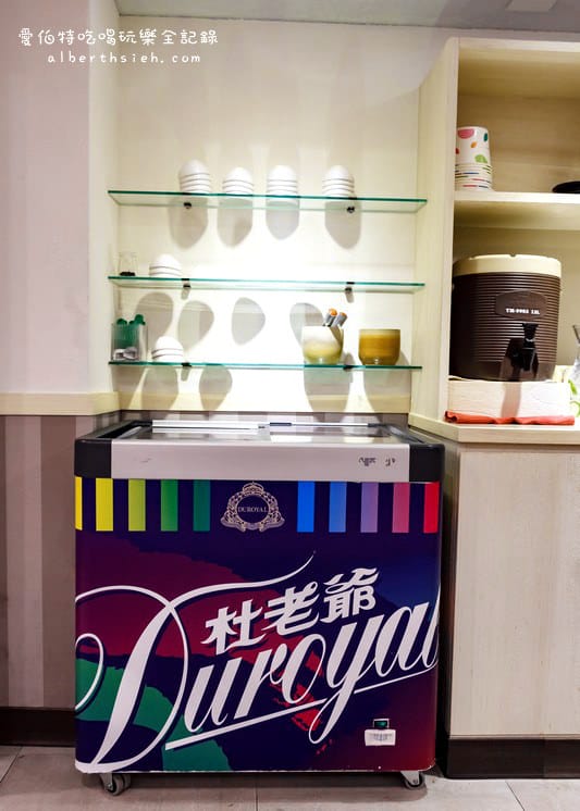 台北市府捷運站美食．十二籃粥火鍋（超威的大沙公螃蟹火鍋、香辣鍋）