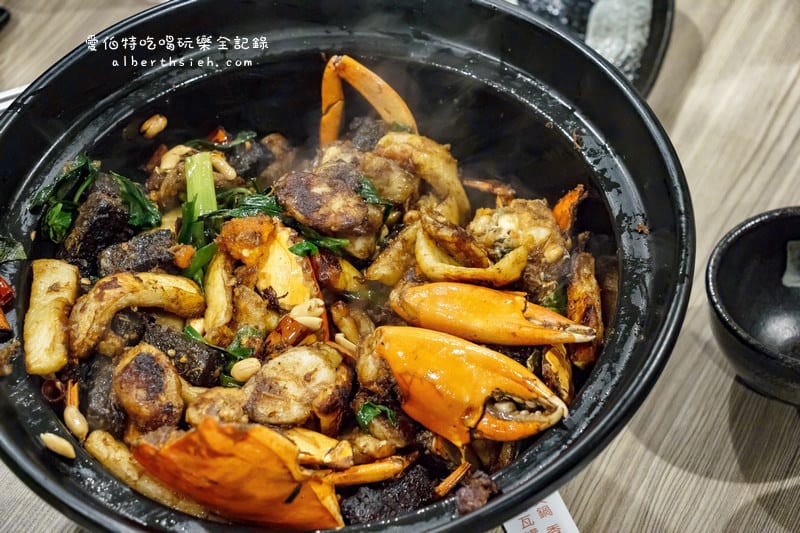 台北市府捷運站美食．十二籃粥火鍋（超威的大沙公螃蟹火鍋、香辣鍋）