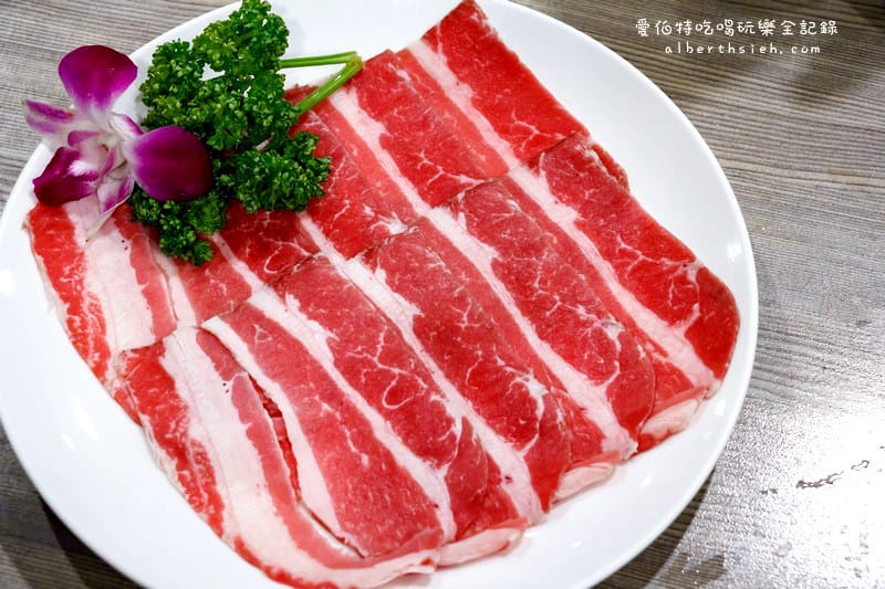 台北市府捷運站美食．十二籃粥火鍋（超威的大沙公螃蟹火鍋、香辣鍋）