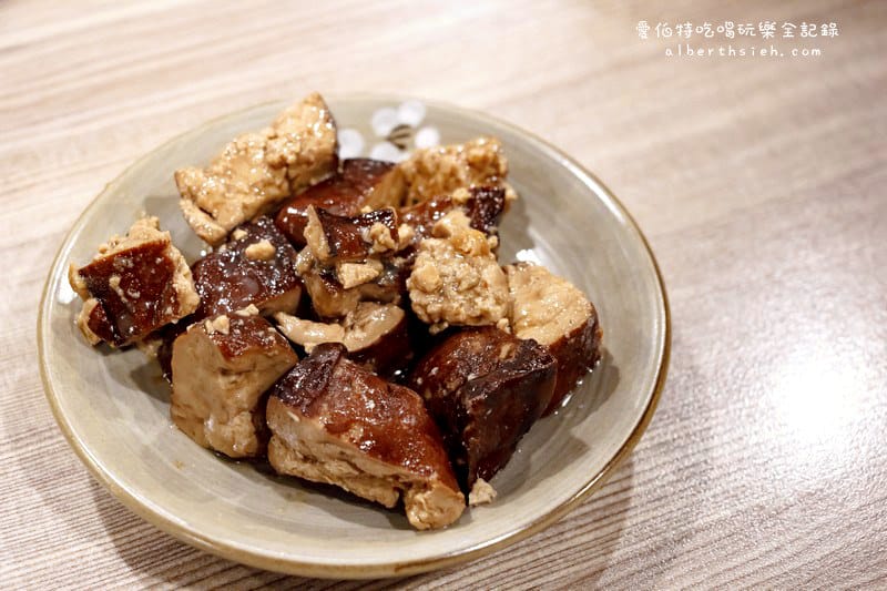 台北市府捷運站美食．十二籃粥火鍋（超威的大沙公螃蟹火鍋、香辣鍋）