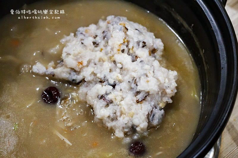 台北市府捷運站美食．十二籃粥火鍋（超威的大沙公螃蟹火鍋、香辣鍋）