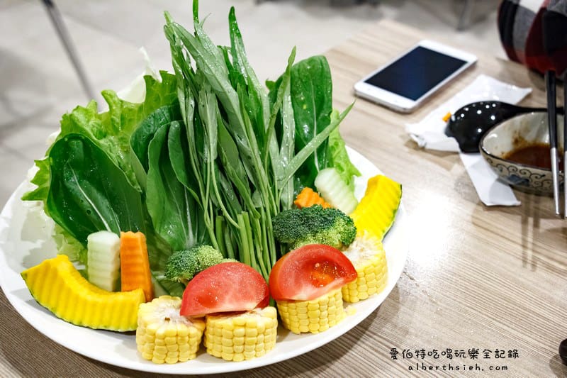 台北市府捷運站美食．十二籃粥火鍋（超威的大沙公螃蟹火鍋、香辣鍋）