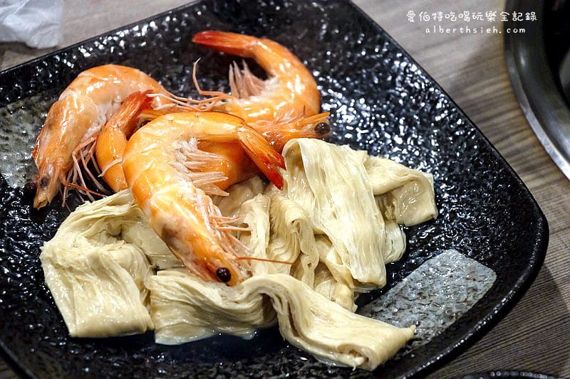 台北市府捷運站美食．十二籃粥火鍋（超威的大沙公螃蟹火鍋、香辣鍋）