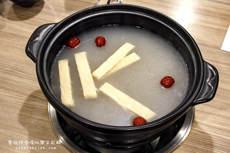 台北市府捷運站美食．十二籃粥火鍋（超威的大沙公螃蟹火鍋、香辣鍋）