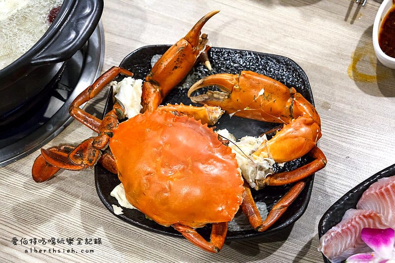 台北市府捷運站美食．十二籃粥火鍋（超威的大沙公螃蟹火鍋、香辣鍋）