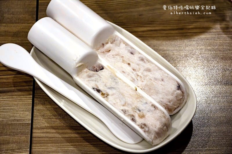 台北市府捷運站美食．十二籃粥火鍋（超威的大沙公螃蟹火鍋、香辣鍋）
