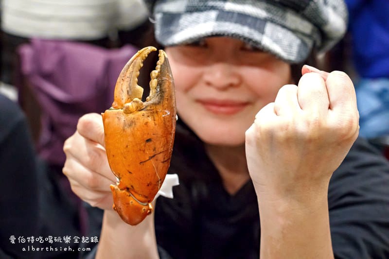 台北市府捷運站美食．十二籃粥火鍋（超威的大沙公螃蟹火鍋、香辣鍋）