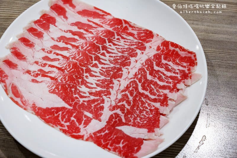 台北市府捷運站美食．十二籃粥火鍋（超威的大沙公螃蟹火鍋、香辣鍋）