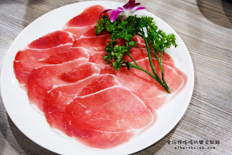 台北市府捷運站美食．十二籃粥火鍋（超威的大沙公螃蟹火鍋、香辣鍋）