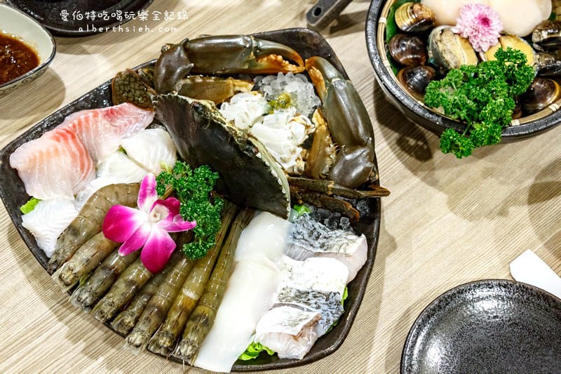 台北市府捷運站美食．十二籃粥火鍋（超威的大沙公螃蟹火鍋、香辣鍋）