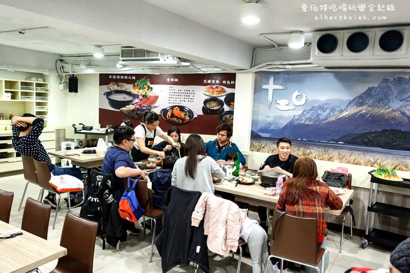 台北市府捷運站美食．十二籃粥火鍋（超威的大沙公螃蟹火鍋、香辣鍋）