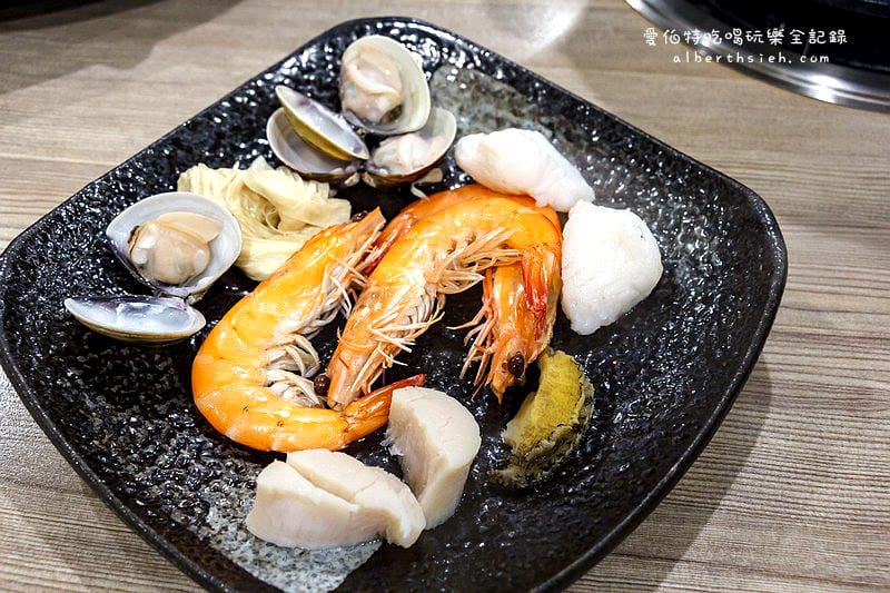 台北市府捷運站美食．十二籃粥火鍋（超威的大沙公螃蟹火鍋、香辣鍋）