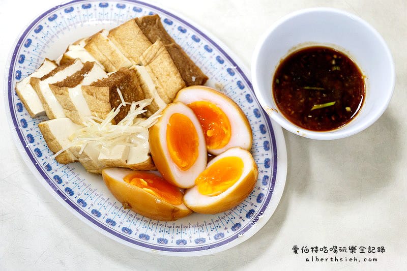 達摩麵店．桃園大溪美食（口感偏淡，但提供的醬汁味道很讚）