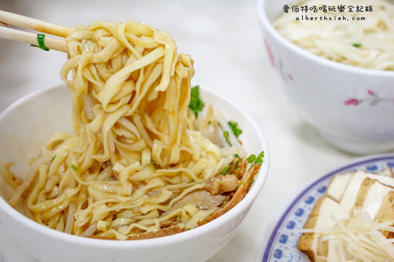 達摩麵店．桃園大溪美食（口感偏淡，但提供的醬汁味道很讚）