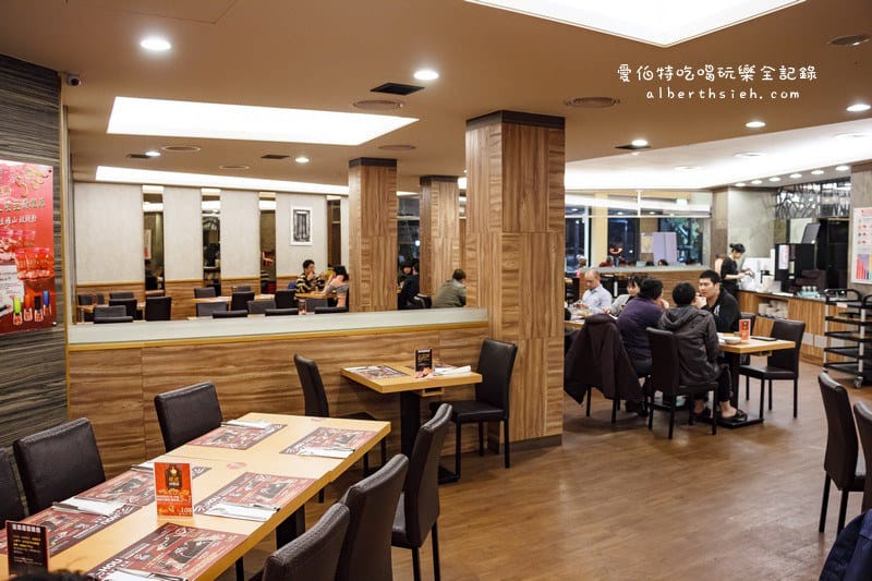 吼牛排．桃園中壢美食（好吃又好玩的岩燒牛排）