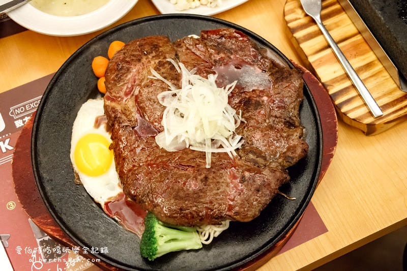 吼牛排．桃園中壢美食（好吃又好玩的岩燒牛排）