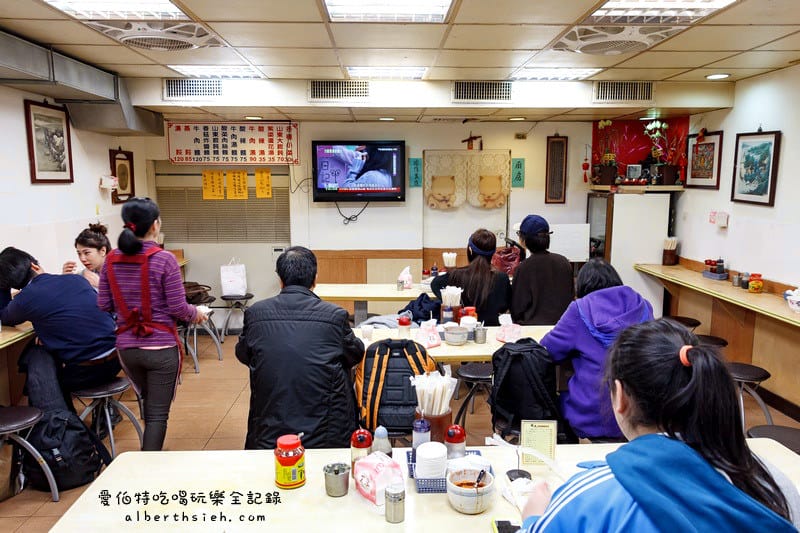 台北中山．福大蒸餃館（餛飩超大顆的知名巷弄美食）