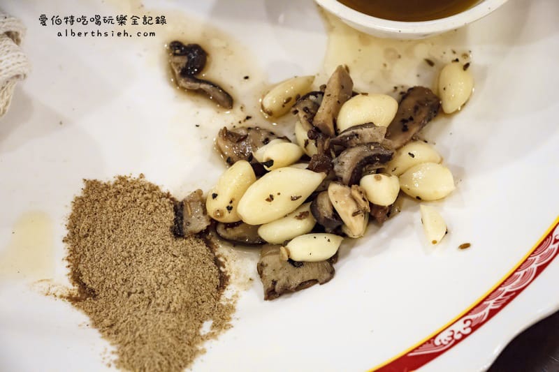 宜蘭礁溪．甕窯雞（味道酥香但是有點偏油鹹）