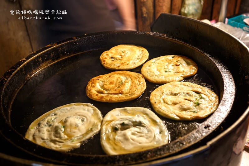 宜蘭市．東門夜市必吃美食（梁大胖碳烤、彭蔥油餅、美茶坊、龍鳳腿、善美燒仙草八寶冰）