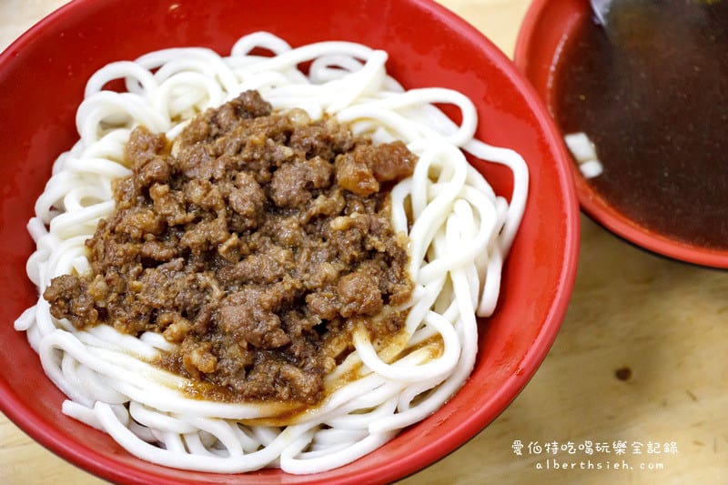 老袁牛肉麵．桃園區美食（火車站前在地五十年老麵店）
