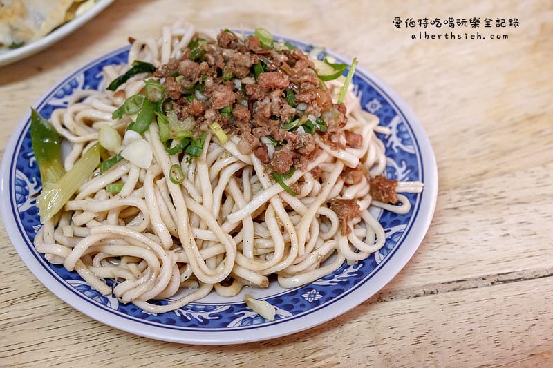 西園路傳統早點．桃園中壢早餐（份量大的蔥花麵糊蛋餅）
