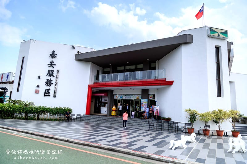 台中后里景點．泰安服務區/休息站（黑白雙色旋轉木馬療癒你的心靈）