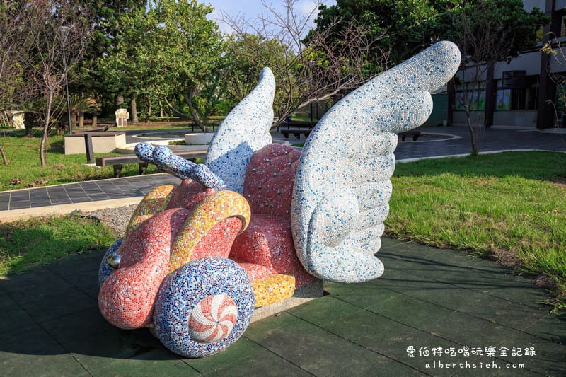 台中后里景點．泰安服務區/休息站（黑白雙色旋轉木馬療癒你的心靈）