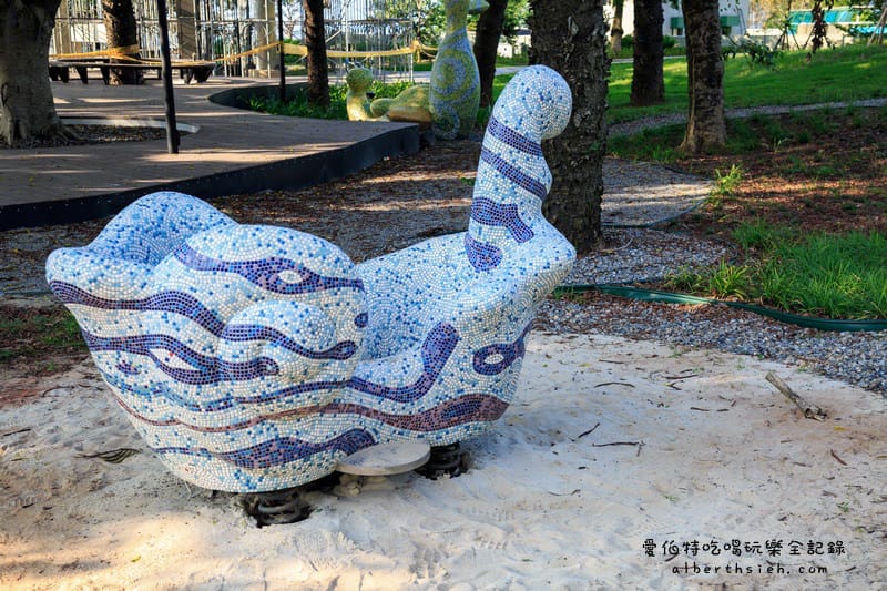 台中后里景點．泰安服務區/休息站（黑白雙色旋轉木馬療癒你的心靈）