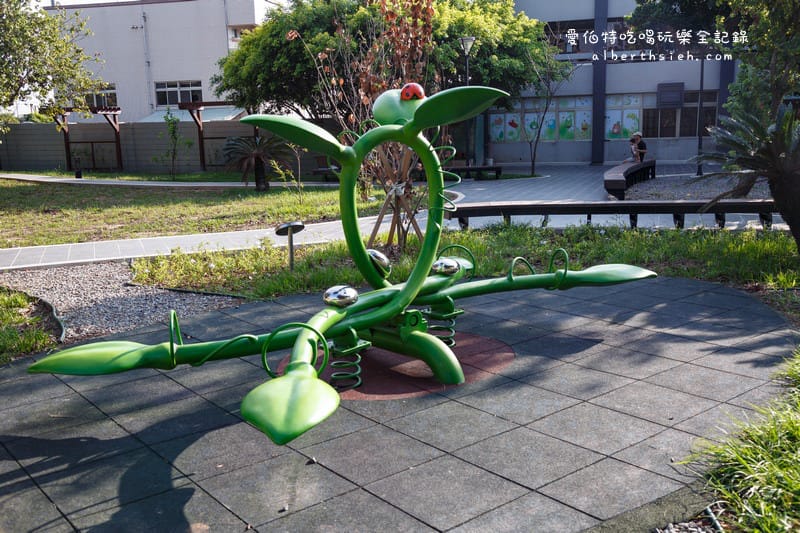 台中后里景點．泰安服務區/休息站（黑白雙色旋轉木馬療癒你的心靈）