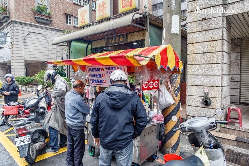 國強宮阿婆飯糰．桃園早餐（可以幫助婆婆又可以吃到飽滿的大飯糰）