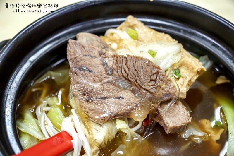 金安徽麵館．桃園北方小吃（偏甜的牛肉砂鍋飽足感十足）