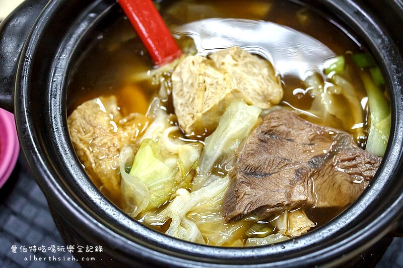 金安徽麵館．桃園北方小吃（偏甜的牛肉砂鍋飽足感十足）
