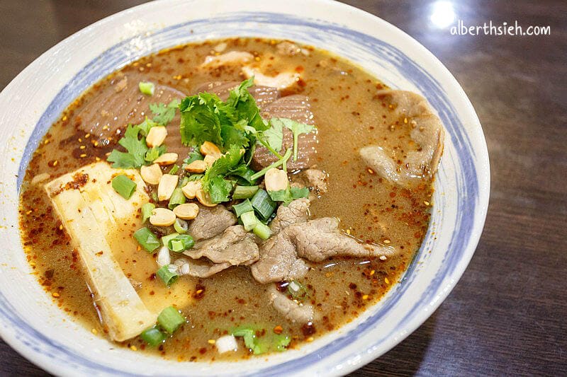 八哥正宗重慶酸辣粉．桃園龜山美食（湯頭酸香鮮辣麻的好喝）