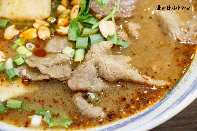 八哥正宗重慶酸辣粉．桃園龜山美食（湯頭酸香鮮辣麻的好喝）