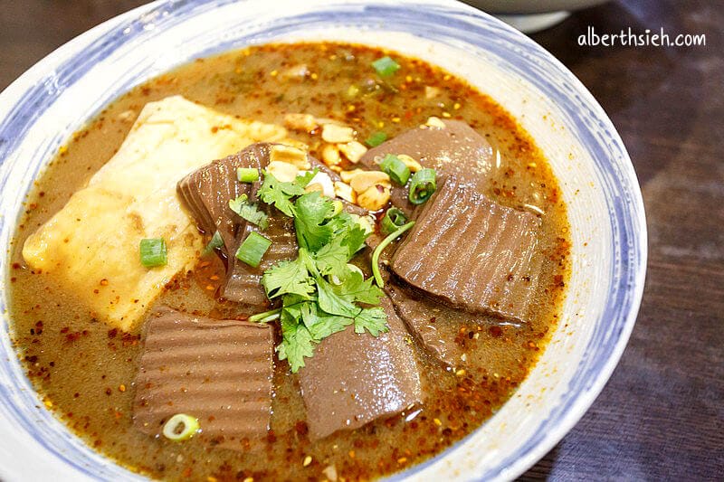 八哥正宗重慶酸辣粉．桃園龜山美食（湯頭酸香鮮辣麻的好喝）
