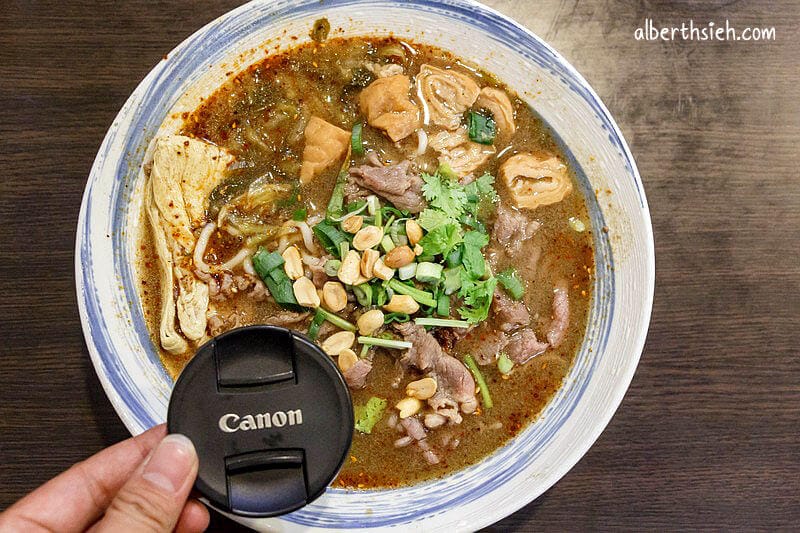 八哥正宗重慶酸辣粉．桃園龜山美食（湯頭酸香鮮辣麻的好喝）