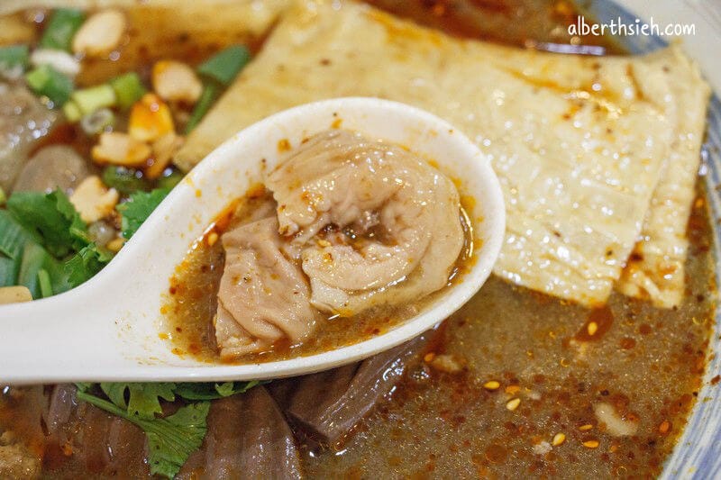 八哥正宗重慶酸辣粉．桃園龜山美食（湯頭酸香鮮辣麻的好喝）