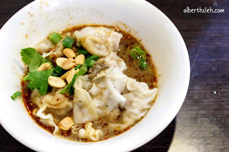 八哥正宗重慶酸辣粉．桃園龜山美食（湯頭酸香鮮辣麻的好喝）