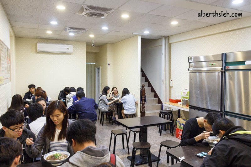 八哥正宗重慶酸辣粉．桃園龜山美食（湯頭酸香鮮辣麻的好喝）
