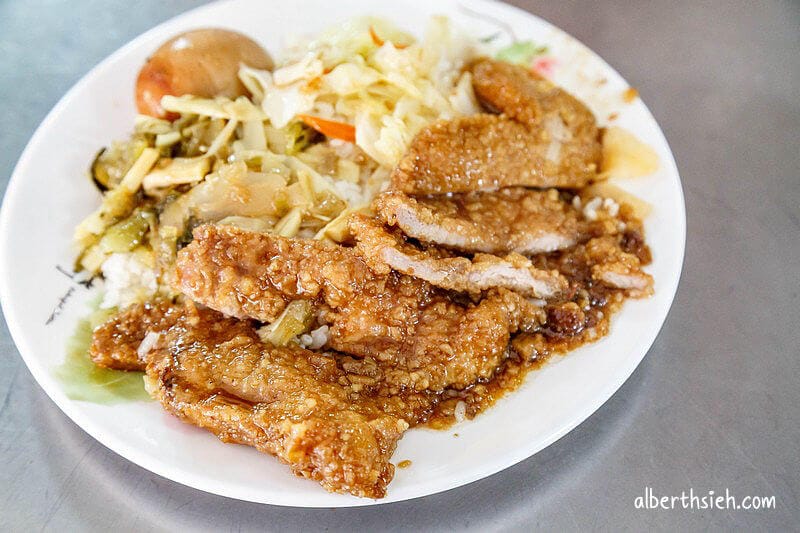 鬍鬚林排骨便當．鶯歌美食（大塊有口感也不會太油膩）