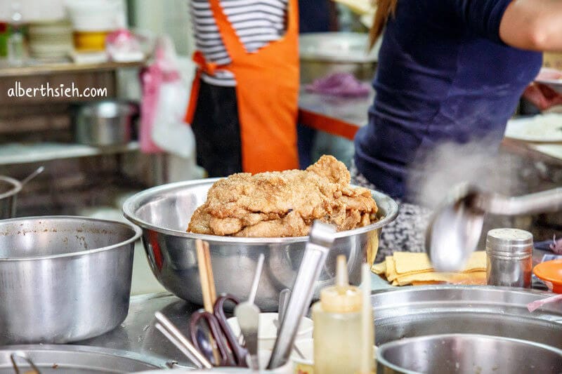 鬍鬚林排骨便當．鶯歌美食（大塊有口感也不會太油膩）