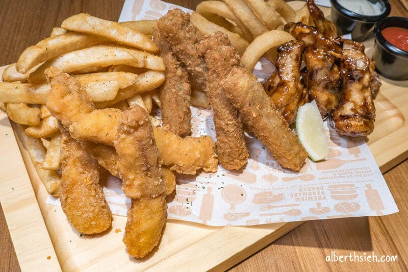 瓦薩美式比薩．桃園ATT筷食尚美食（披薩Q彈的餅皮搭配地瓜捲心口感美味）