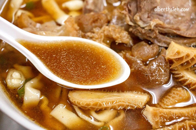 珍味牛肉麵．桃園區美食（牛肉軟嫩麵條Q彈）