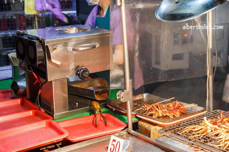南崁五福夜市．桃園蘆竹美食（烤魷魚、籃記米腸加香腸、小叮噹牛排、乳雞翅）