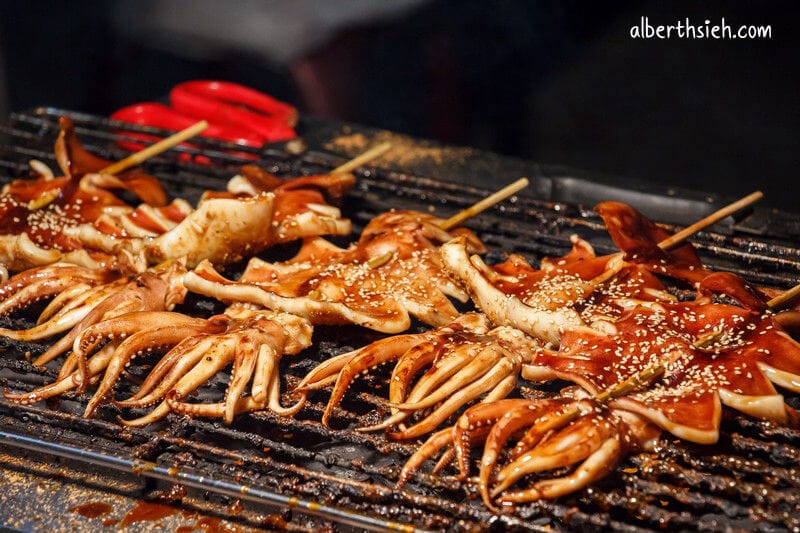 南崁五福夜市．桃園蘆竹美食（烤魷魚、籃記米腸加香腸、小叮噹牛排、乳雞翅）